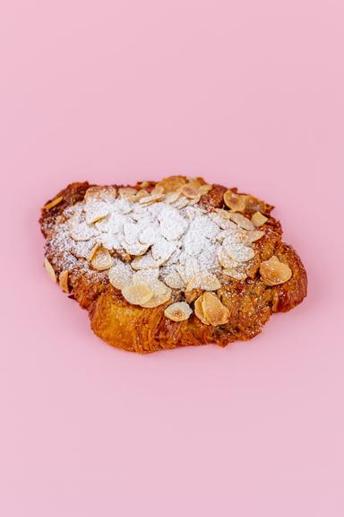 ALMOND CRUNCH CROISSANT