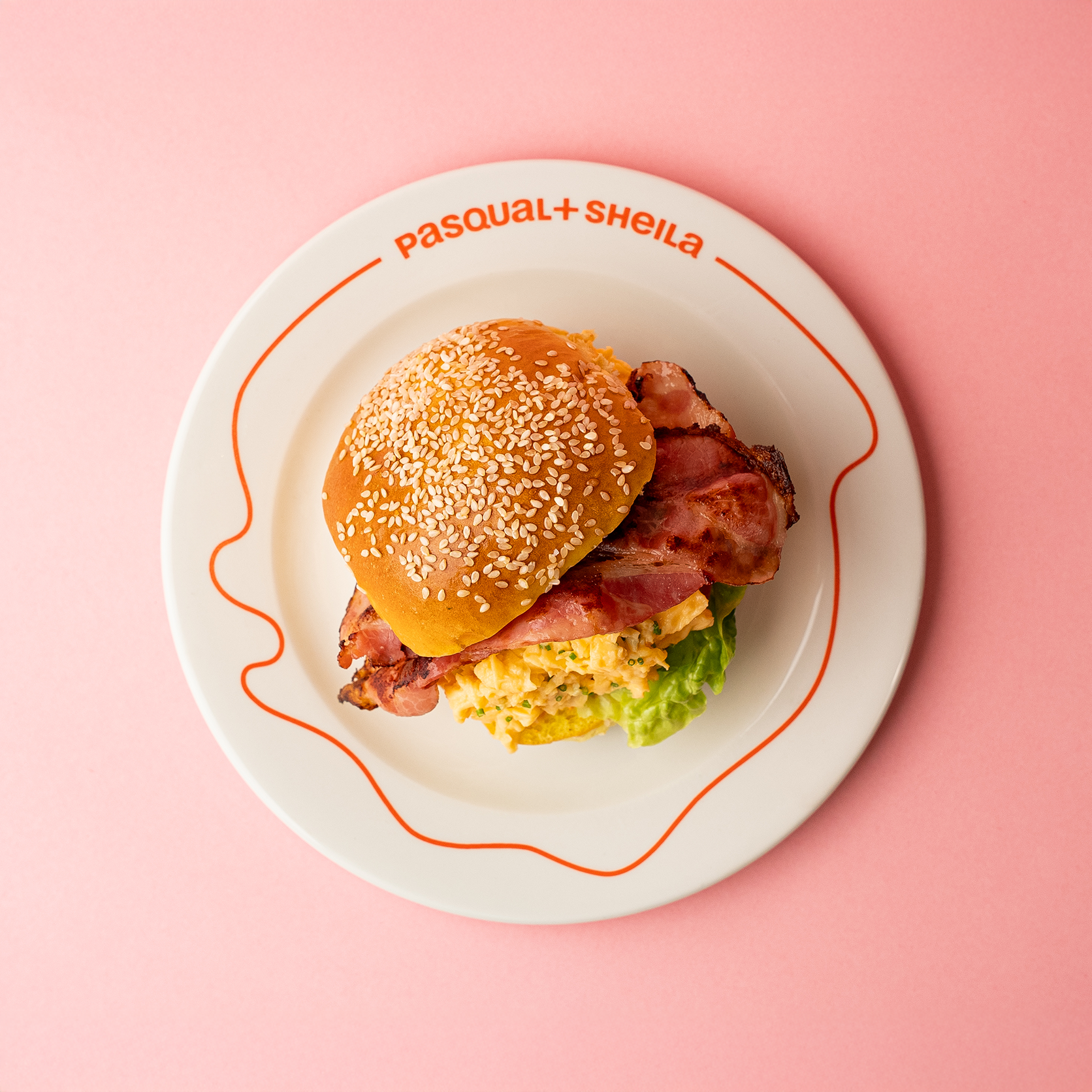 SANDWICH WITH SCRAMBLED EGGS AND BACON