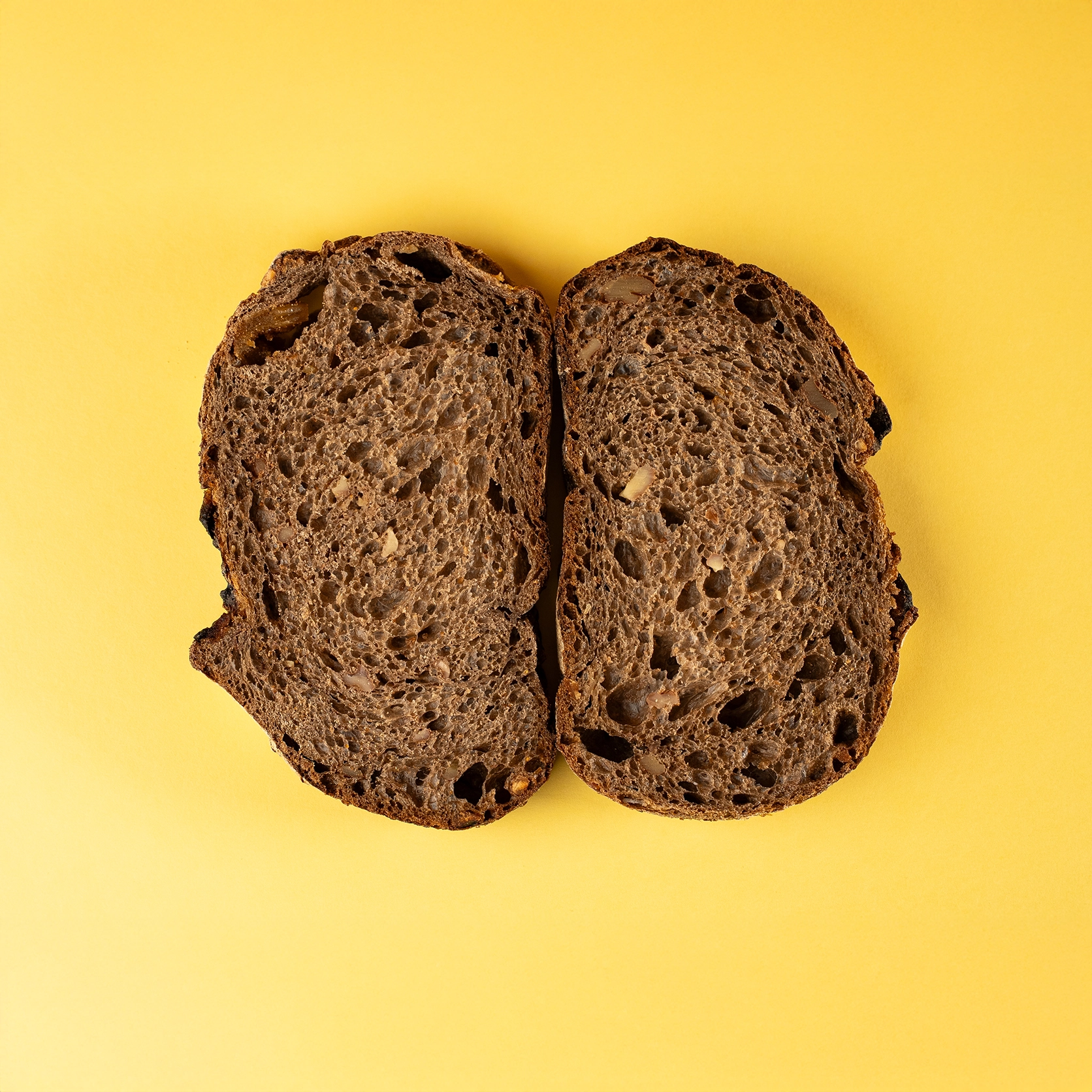 BREAD WITH FIGS AND WALNUTS