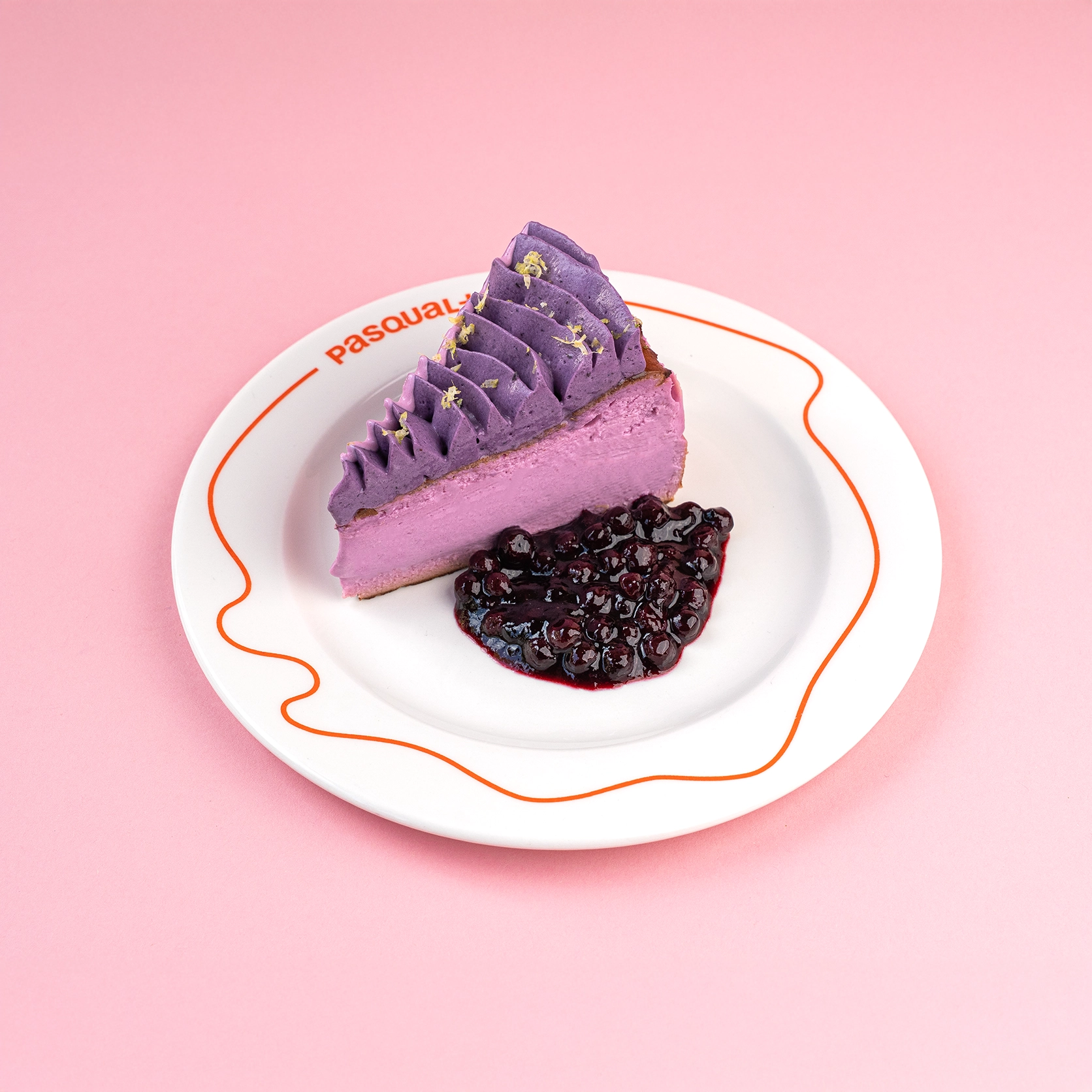 TARTA DE QUESO VASCA CON UBE Y ARÁNDANOS